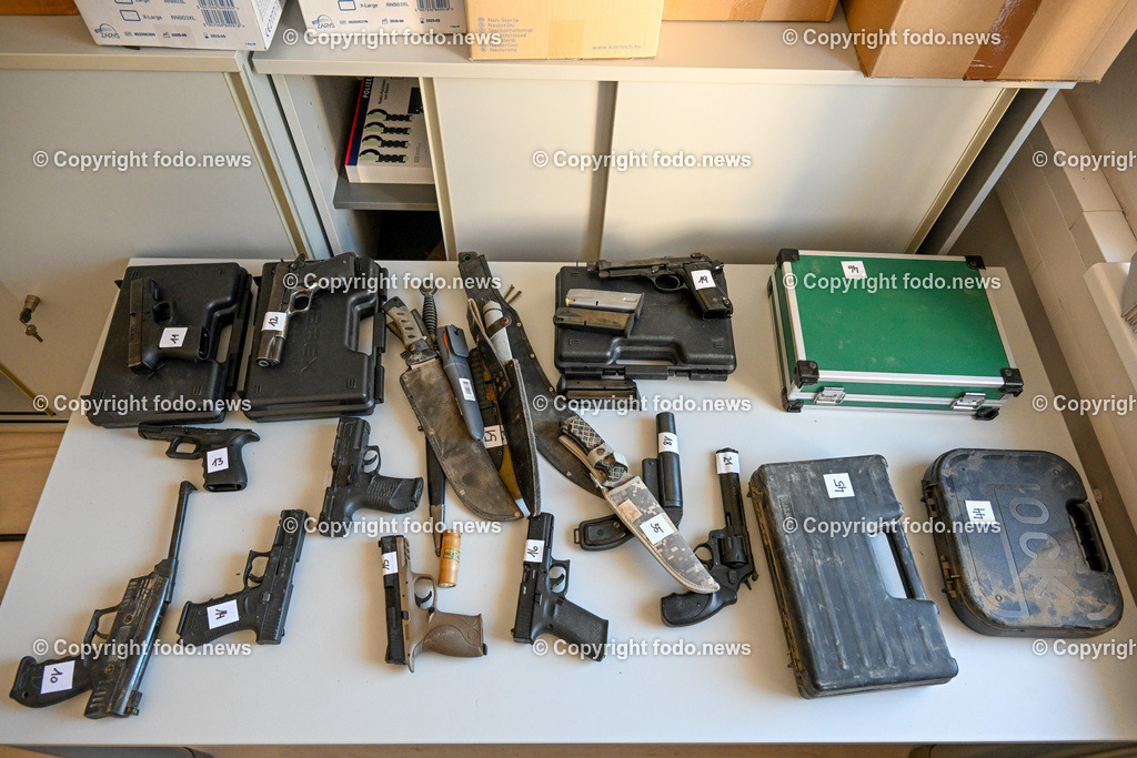 Polizei Traun_ Waffenfund_ 04.09.2023-3 | 04.09.2023, Bezirkspolizeikommando Traun, AUT, Waffenfund, im Bild sichergestellte Waffen, Langwaffen Faustfeuerwaffen, Munition, Munitionskisten, Magazine