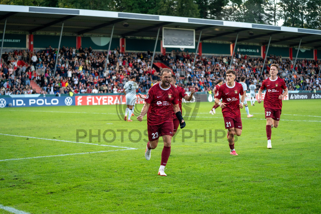 SG Sonnenhof Großaspach vs. Arminia Bielefeld, Fussball, DFB-Pokal, 1. Runde, 22.08.2026 | Fabian Eisele (SG Sonnenhof Großaspach, #23) jubelt nach seinem Elfmeter zum 2:2 mit Luca Molinari (SG Sonnenhof Großaspach, #21), Loris Maier (SG Sonnenhof Großaspach, #27) und Marius Kunde (SG Sonnenhof Großaspach, #16),SG Sonnenhof Großaspach vs. Arminia Bielefeld, Fussball, DFB-Pokal, 1. Runde, 22.08.2026,DFB regulations prohibit any use of photographs as image sequences and/or quasi-video