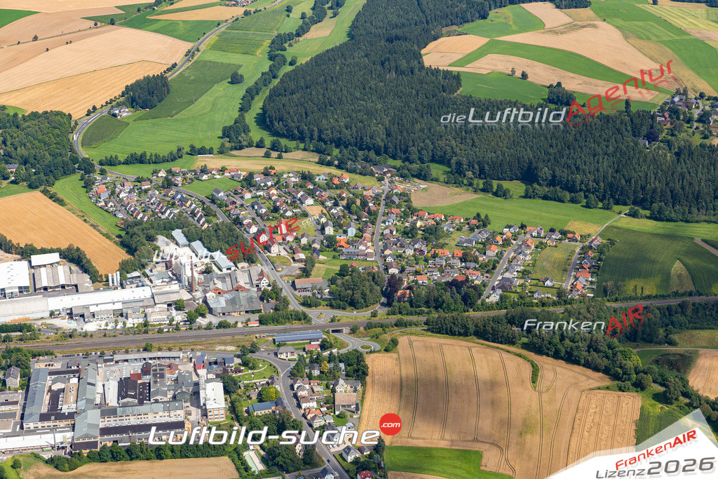 Die Luftaufnahme Holenbrunn - Wunsiedel wurde 2021 mittels Flugzeug (keine Drohne) erstellt. Hohe Auflösung -für große Poster und Wandbilder geeignet!