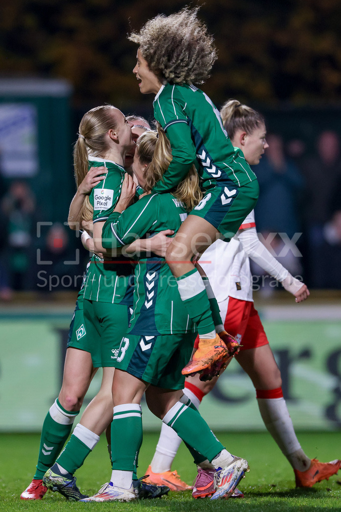 Fussball, Google Pixel Frauen-Bundesliga, SV Werder Bremen - RB Leipzig | Spielerinnen des SV Werder Bremen mit Torjubel, Jubel, jubeln, jubelt, optimistisch, Spielszene, Highlight, Freude über das Tor zum 2:1 durch Torschützin Emöke Papai (SV Werder Bremen, 16) (links), DIE DFB-RICHTLINIEN UNTERSAGEN JEGLICHE NUTZUNG VON FOTOS ALS SEQUENZBILDER UND/ODER VIDEOÄHNLICHE FOTOSTRECKEN. DFB REGULATIONS PROHIBIT ANY USE OF PHOTOGRAPHS AS IMAGE SEQUENCES AND/OR QUASI-VIDEO.