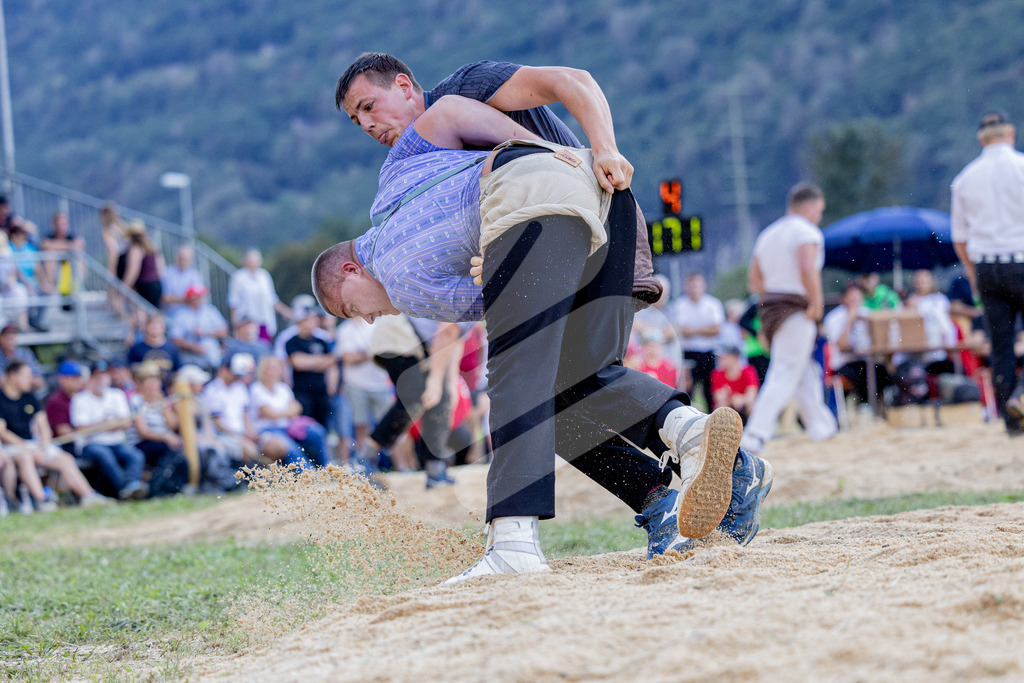 TESSINER2025_06_Gang_1850 | Die Schwinger des Schwyzer Kantonalen Schwingerverbandes: Fotos, die Dynamik und Leidenschaft festhalten, sowie emotionale Momente aus dem traditionellen Schwingsport zeigen. - Realisiert mit Pictrs.com