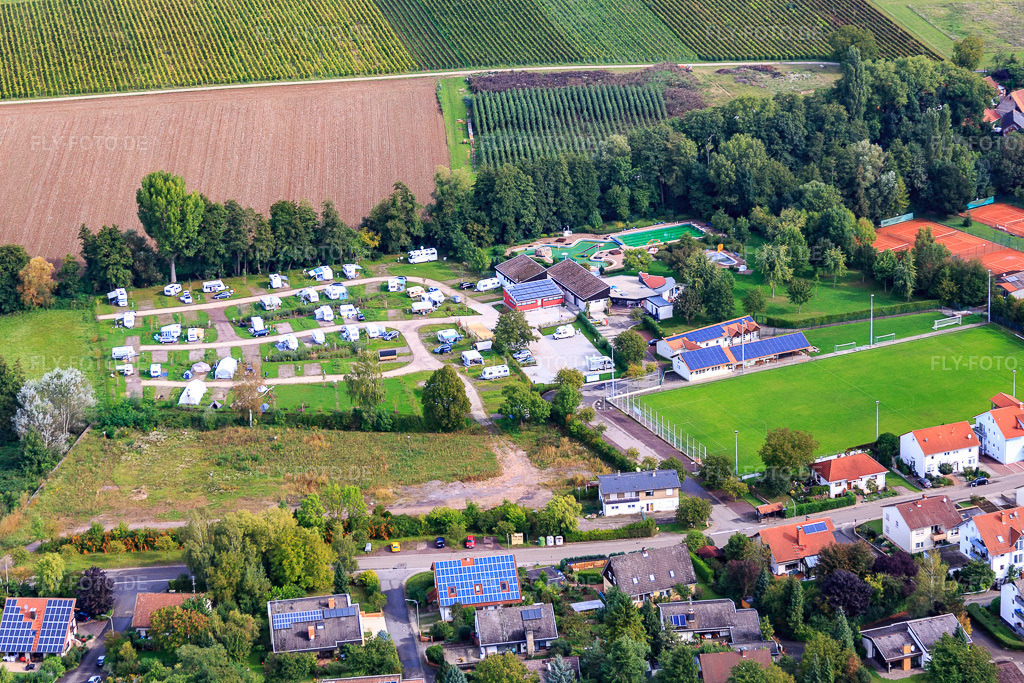 Luftbild: Sportplätze und Camping im Klingbachtal von Süden im Ortsteil Ingenheim in Billigheim-Ingenheim im Bundesland Rheinland-Pfalz in Deutschland. Foto: IMG_072569.jpg vom 19.09.2014 durch Werner Riehm/FLY-FOTO.deAuflösung des Originals: 5011 x 3341 pxStarten – CAMPING IM KLINGBACHTAL
