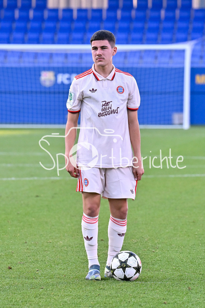 FC Barcelona U19 - FC Bayern München U19 | am BAll beim Freistoss Felipe CHAVEZ (FC Bayern U19 #16) / FReisteller / Einzelfoto / UEFA Youth League: FC Barcelona U19 - FC Bayern München U19, Estadi Johan Cruyff am am 23.10.2024