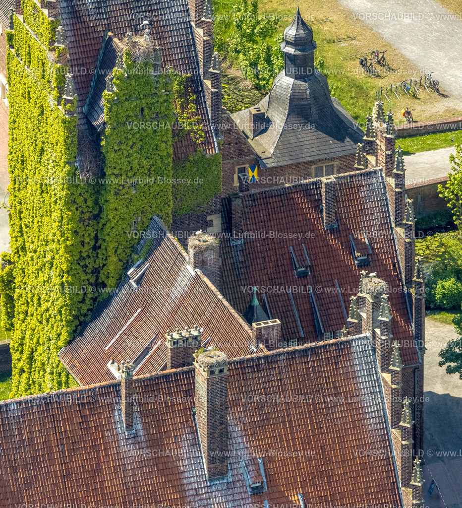 Hamm250500189 | Luftbild, Störche und ihre Nester auf dem Dach Schloss Heessen, Storchenkot auf dem Dach, Uentrop, Hamm, Ruhrgebiet, Nordrhein-Westfalen, Deutschland