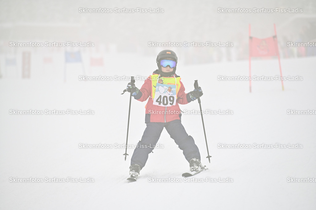 SRF_20.02.2026_0180 | Skirennfotos,Serfaus,Fiss,Ladis,Kinderskirennen,Winter,Tirol,Oberland,skirace,SFL,feelfree,weil wir's genießen,ski,Ski,skifahren,Sonnenplateau, - Realisiert mit Pictrs.com