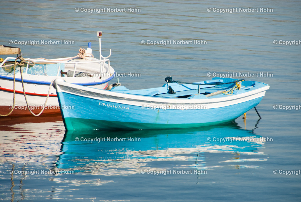 Reisefotografie - Griechenland - Milos | Schiffsansichten auf der Kykladeninsel Milos. - Realisiert mit Pictrs.com