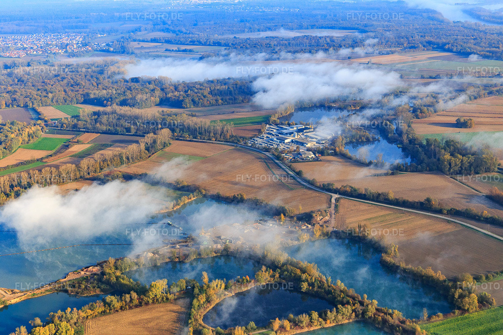 Luftbild: Baggerseen zur Kiesgewinnung durch Kieswerk Wolf und Finger Beton Kuhardt GmbH unter Wolken in Leimersheim im Bundesland Rheinland-Pfalz in Deutschland.Foto: IMG_104100.jpg vom 31.10.2017 durch Werner Riehm/FLY-FOTO.deWWW.KIESWERK-WOLF.DEFinger-Beton Unternehmensgruppe - Betonfertigteile für den Hoch- und Tiefbau