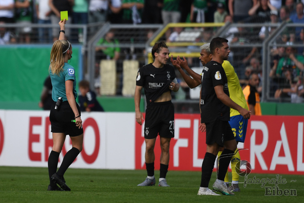 SV Atlas-Delmenhorst-Borussia Mönchengladbach | DFB-Pokal 1. Runde;SV Atlas Delmenhorst (gelb)-Borussia Mönchengladbach (schwarz) am 17.08.2025 in Oldenburg (Marschweg-Stadion), Photo: Philip Eiben 2025 - Realisiert mit Pictrs.com