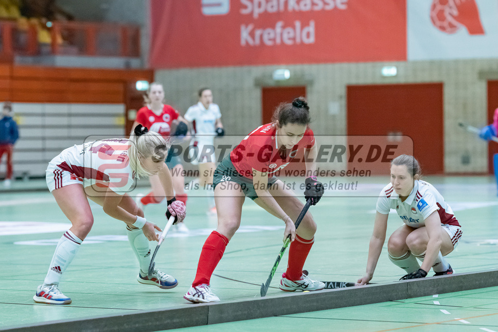 HK_20230122_103073 | 1. Bundesliga ( Halle ) Damen Crefelder HTC - Rot-Weiss Köln am 22.1.2023 Crefelder HTC  ( CHTC ) Halle Glockenspitz , Krefeld , Causin Anna-Sopie ( Crefelder HTC #20 ) , Reuten Katharina ( Rot-Weiss Köln #14 )