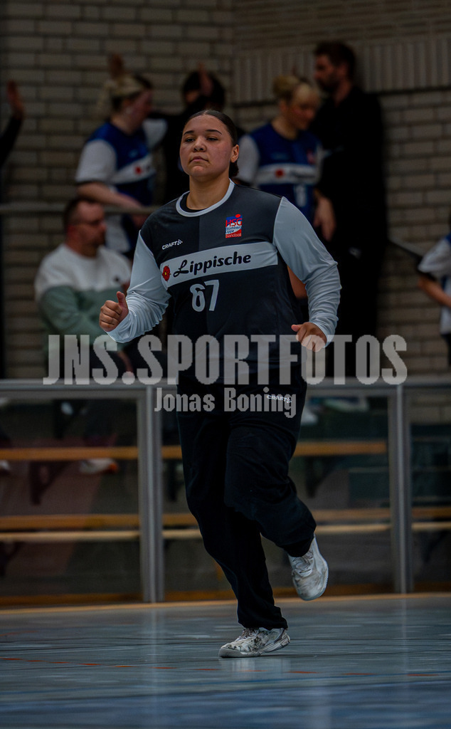 Handball I Frauen I Saison 2025-2026 I 3. Liga Staffel Nord I 10. Spieltag I SC SFN Vechta - HSG Blomberg-Lippe II I 0008 | Louisa Werner (67, HSG Blomberg-Lippe II)  beim Einlauf. - Realisiert mit Pictrs.com
