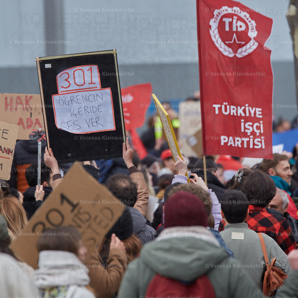Wir sind alle Ekrem Imamoglu, Breitscheidplatz 30.03.2025 | Mehrere hundert Menschen demonstrieren am 30.03.2025 auf dem Berliner Breitscheidplatz für die Freilassung von Ekrem İmamoğlu sowie verhafteter Protestierender und für die Demokratie in der Türkei. Einige tragen Masken mit dem Gesicht des Istanbuler Bürgermeisters. - Realisiert mit Pictrs.com