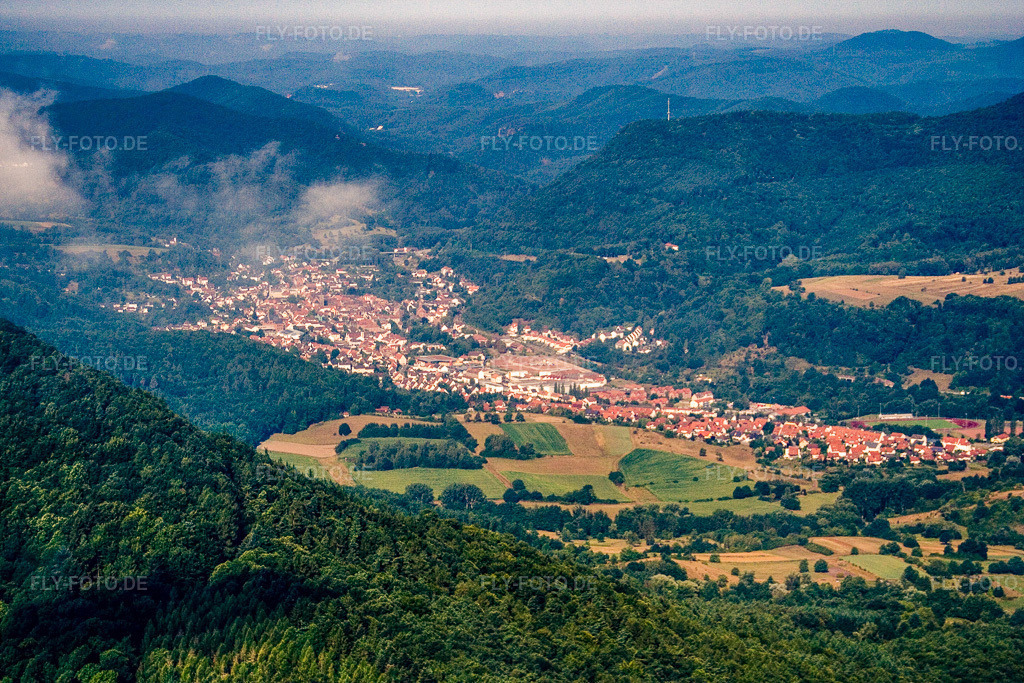 Luftbild: Burg Trifels in Annweiler am Trifels im Bundesland Rheinland-Pfalz in Deutschland. Foto: IMG_12031_1.jpg vom 31.07.2008 durch Werner Riehm/FLY-FOTO.de