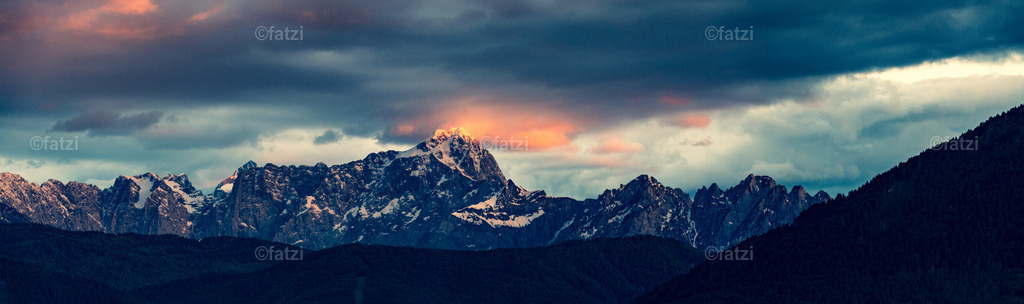Abendstimmung-Berge_20190531_007-PanoB1-k | Fatzi Bilder-Archiv! 
Die Bilder sind für private Nutzung lizenzfrei. Die kommerzielle Nutzung ist möglich und erwünscht, jedoch bitte ich um vorherige Kontaktaufnahme per E-Mail (info@fatzi.at) oder unter +43 650 7828269 - Realisiert mit Pictrs.com