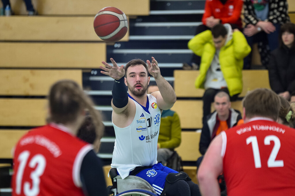 2024-03-17-0660 | Yannick Mildner (RSKV Tübingen #12), Angriff, Korbwurf; Hannes Hartung (BG Baskets Hamburg, #17), Saman Balaghi (BG Baskets Hamburg, #23),( RSKV Tübingen vs. BG Baskets Hamburg, Rollstuhlbasketball 2. Bundesliga, Saison 2023/24, 17.03.2024
Foto: Ralph Kunze - Realisiert mit Pictrs.com