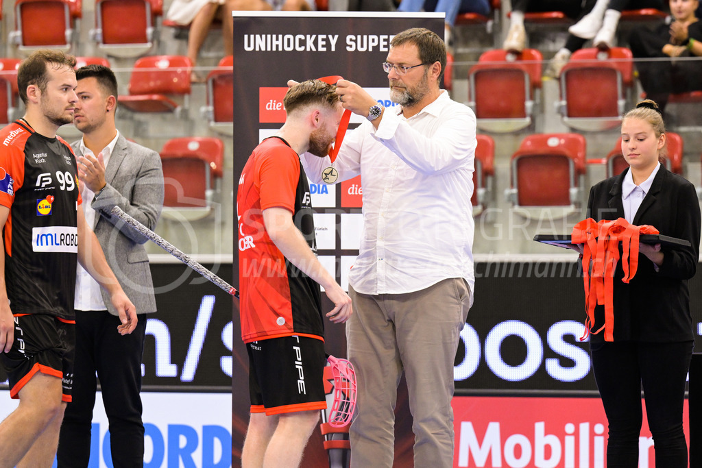 HC Rychenberg vs. Floorball Köniz - 28. August 2022 | HC Rychenberg vs. Floorball Köniz
AXA Arena, Winterthur
Noah Püntener (#19 HC Rychenberg) und Daniel Keller (#99 HC Rychenberg) erhalten die Silbermedaille.
Bild: Sportfotografie Markus Aeschimann | www.markus-aeschimann.ch - Realisiert mit Pictrs.com