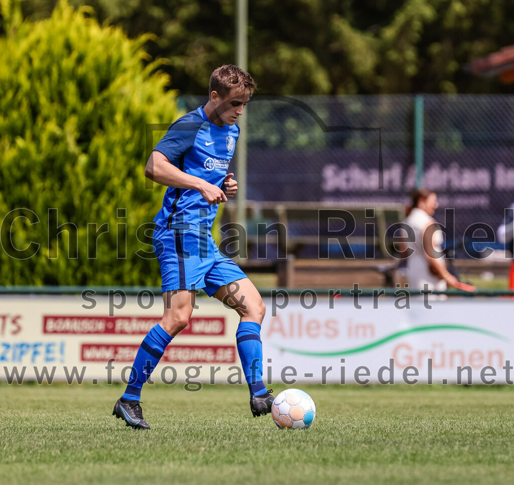 2023-07-22_021_FC_Langengeisling_gegen_VfB_Eichstaett_II | Erding, Deutschland, 22.07.2023:
Fußball, Bezirksliga Oberbayern Ost 2023 / 2024, Testspiel, FC Langengeisling gegen VfB Eichstätt II, Endergebnis: 3:2

Niko Simak (FC Langengeisling, #3)

Foto: Christian Riedel / fotografie-riedel.net