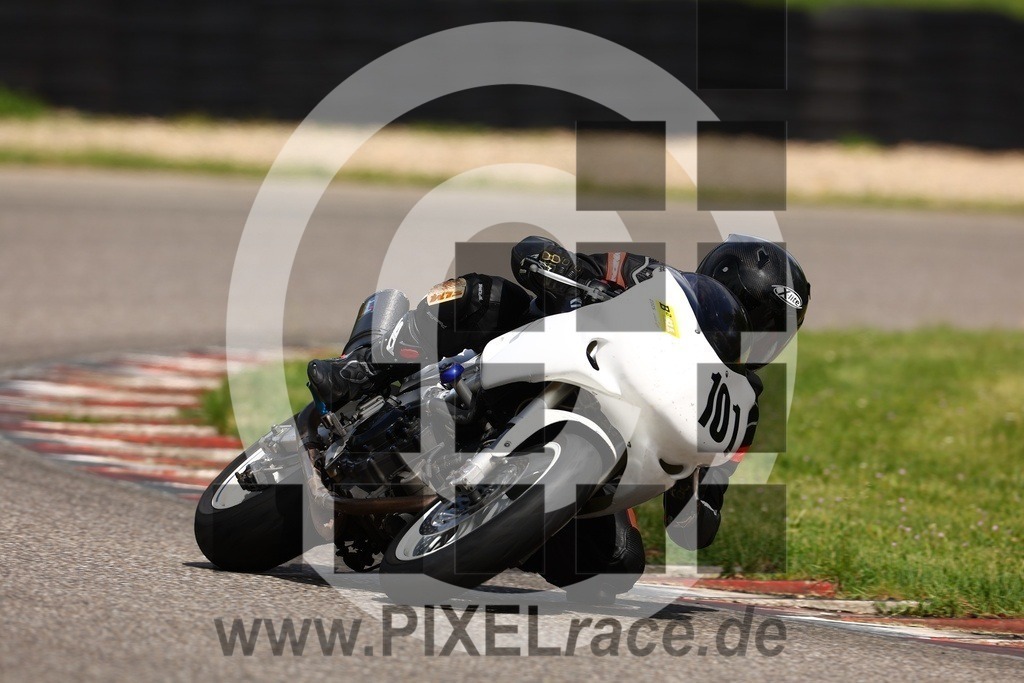 0101-20250503_01341 | Schöne Erinnerungen an spannende Momente - das festzuhalten ist unser Job. PIXELrace.de ist seit 2003 auf den Rennstrecken Europas unterwegs um die Action draußen beim Fahren und die wunderbare Stimmung imm Fahrerlager für euch einzufangen.