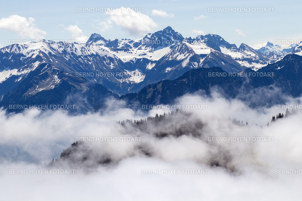 bavarian mountains | Fotografie im Allgäu, Deutschland.
Gewaltige schneebedeckte Berge verstecken sich hinter den Wolken. Die Aufnahme entstand bei einer Wanderung  auf das Riedberger Horn. | Photography in the Allgäu, Germany.
Huge snow-covered mountains hide behind the clouds. The photo was taken during a hike up the Riedberger Horn. - Realisiert mit Pictrs.com