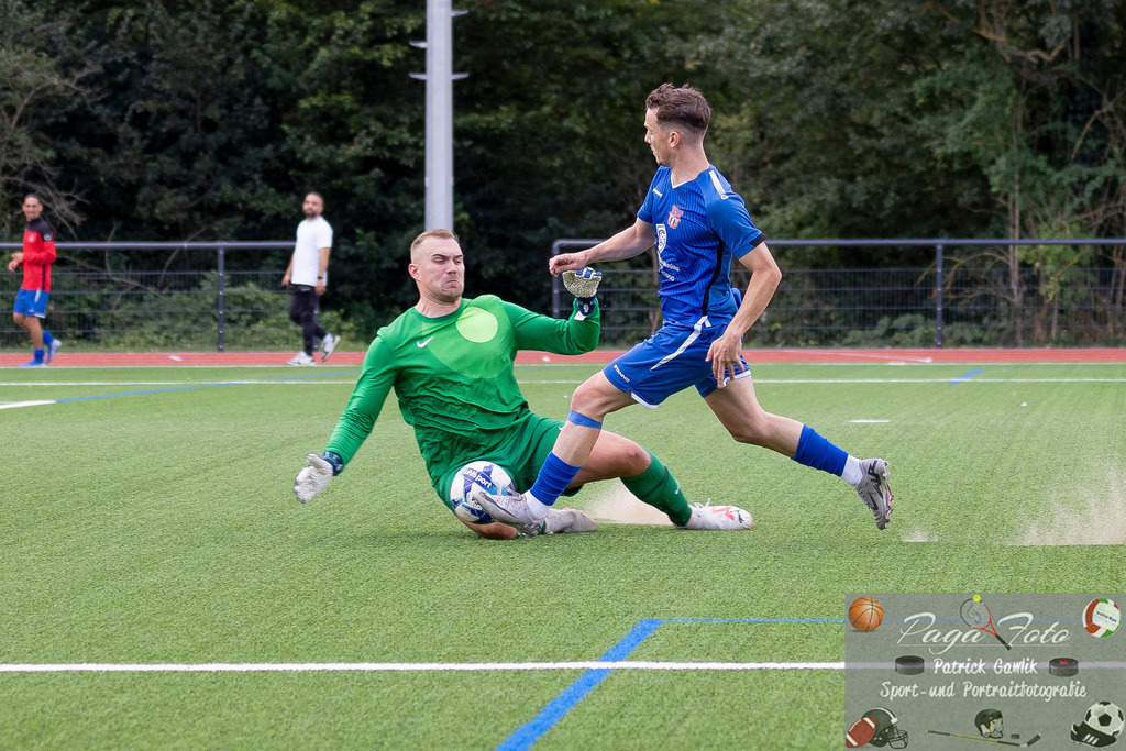 Testspiel: Spvgg. 03 Fechenheim - Türk Gücü Friedberg, 13.07.2024 | Armin Buchholz (Spvgg. 03 Fechenheim #32) &amp; Niklas Kraus (Türk Gücü Friedberg #13), Spvgg. 03 Fechenheim - Türk Gücü Friedberg, Frankfurt am Main, Sportanlage Birsteiner Straße, 13.7.2024 - Realisiert mit Pictrs.com