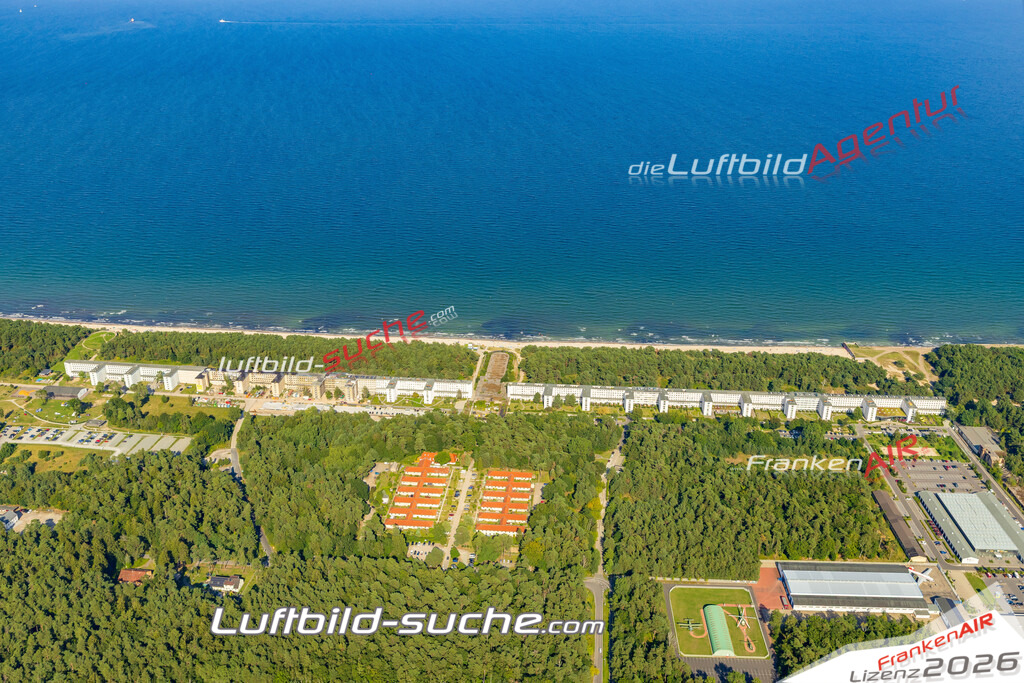 Klassische Luftaufnahme ohne Drohne zeigt:Seebad Prora bei Binz - Die Luftbildaufnahme wurde 2025 vom UL-Flugzeug heraus erstellt ( keine Drohnenaufnahme ) - Hochauflösende Luftaufnahme -Nicht vergleichbar mit Google Maps oder Satelittenbilder- Die Geschenkidee !Mit Lizenz und Bildrechte bestellbar