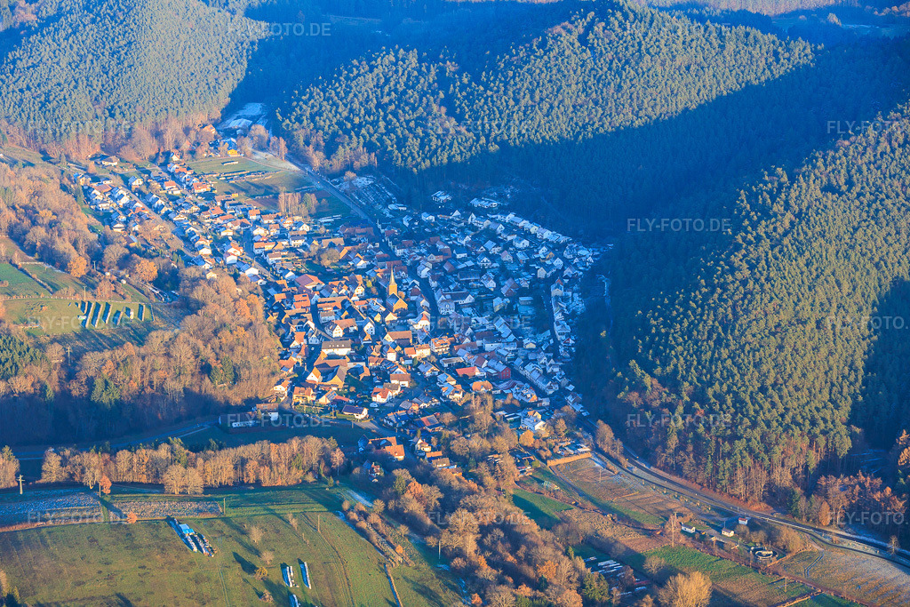 Luftbild: Ortsansicht von Westen in Vorderweidenthal im Bundesland Rheinland-Pfalz in Deutschland. Foto: IMG_151784.jpg vom 22.11.2025 durch Werner Riehm/FLY-FOTO.de