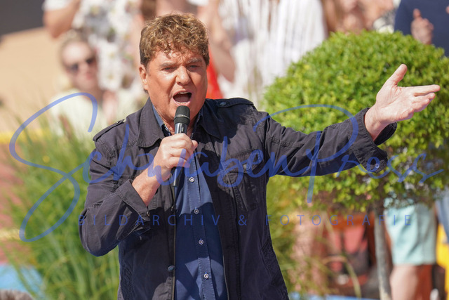 250623Ho3313 | Frank Schoebel - Immer wieder sonntags, Staffel 6

Ausverkauftes Haus und hochsommerliche Temperatur bei der Halbzeit Sendung von IWS, in der Veranstaltungsarena bei den Wasserwelten beim Europapark Rust. 

Deutschland, Rust, Europapark Rust, 25.06.2023