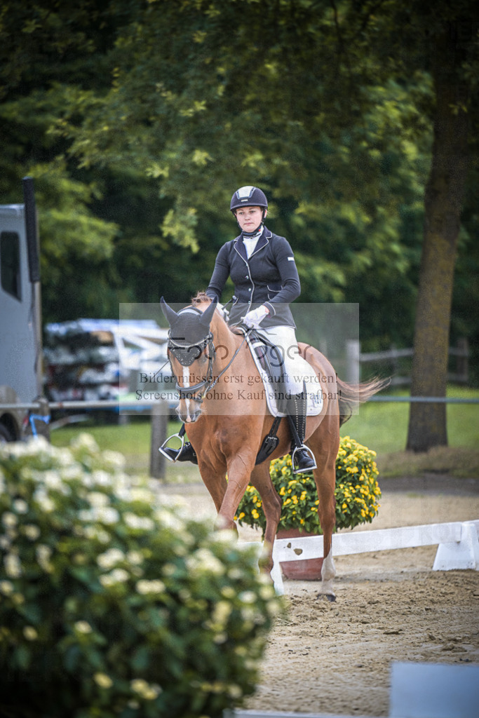 DOS_1761 | Entdecke hochwertige Reitturnierfotos von Foto Oger. Professionell, emotional und authentisch – jetzt Lieblingsmomente im Shop bestellen.Deutschlandweite Turnierfotografie. - Realisiert mit Pictrs.com