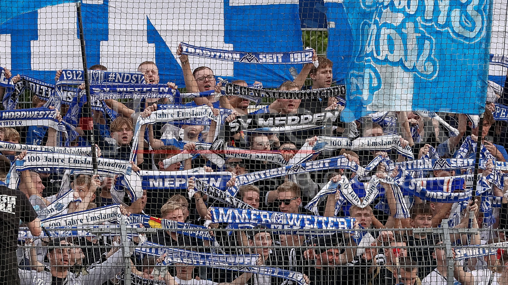 Fussball, Regionalliga Nord, BSV Kickers Emden - SV Meppen | Die Fans des SV Meppen, Fanblock, Zuschauer, Fahnen, Fanschals, Gästeblock, Ultras