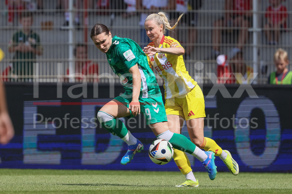 Fussball, Testspiel Frauen, 1. FC Union Berlin - SV Werder Bremen | v.li.: Sophie Weidauer (SV Werder Bremen, 9) und Judith Steinert (1. FC Union Berlin, 17) im Zweikampf, Duell, Dynamik, Aktion, Action, Spielszene
