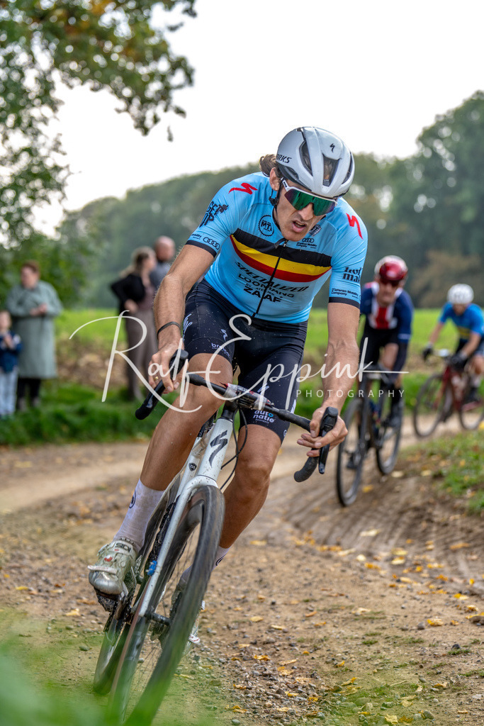 Ralf Eppink Photography 20251012_DSC03092 | Sportfotografie, Eventfotografie, Porträtfotografie, Radsport Fotograf, Triathlon Fotograf, Düsseldorf Fotograf, Köln Fotograf, Actionfotografie, Teamfotografie, Peoplefotografie, Business Portraits, Veranstaltungsfotografie, Reportagefotografie - Realisiert mit Pictrs.com