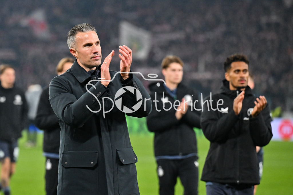VfB Stuttgart - Feyenoord Rotterdam | STUTTGART, DEUTSCHLAND - 6. NOVEMBER: die Mannschaft von Robin Van PERSIE Trainer Feyenoord Rotterdam bedankt sich nach der Partie bei den mitgereisten Fans beim Ligaspiel zwischen dem VfB Stuttgart und Feyenoord Rotterdam am 4. Spieltag der Europa League in der MHP-Arena am 06.11.2025