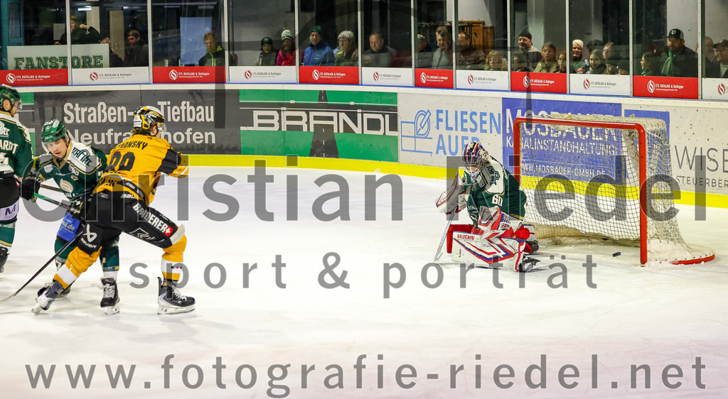 2026-02-27_100_TSV_Erding_gegen_EV_Fuessen | Erding, Deutschland, 27.02.2026:Eishockey, Oberliga Süd 2025 / 2026, 51. Spieltag, TSV Erding gegen EV Füssen, Endergebnis: 2:4Matyas Stransky (EV Füssen, #88), Torwart Raphael Fössinger (Erding Gladiators, #60)Foto: Christian Riedel / fotografie-riedel.net