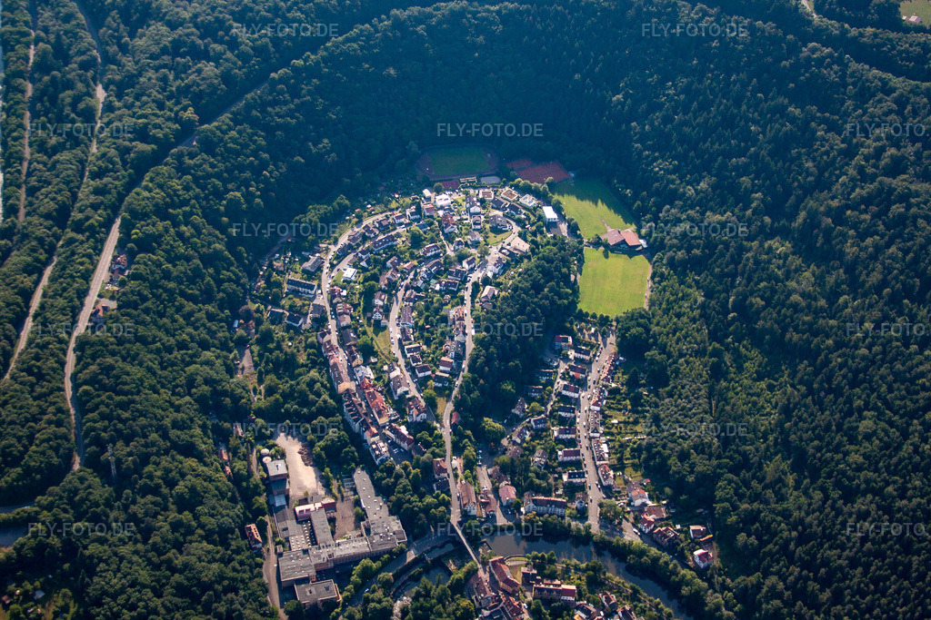 Luftbild: Schleifenartiges Wohngebiet der Mehrfamilienhaussiedlung im Hinterem Tal in Dillweißenstein bei Pforzheim im Ortsteil Dillweißenstein in Pforzheim im Bundesland Baden-Württemberg in Deutschland. Foto: IMG_69969.jpg vom 06.07.2014 durch Werner Riehm/FLY-FOTO.de