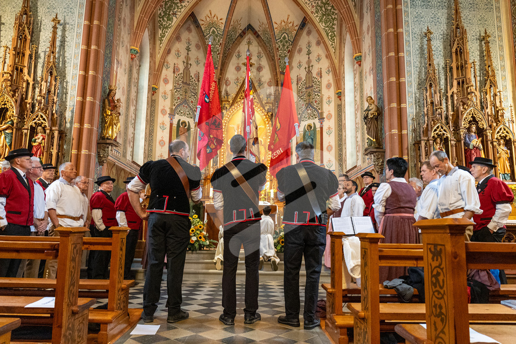 SKE100J_4564 | Fahnenträger des Schwingklubs Einsiedeln, des Innerschweizer Schwingerverbandes und des Schwyzer Kantonalen Schwingerverbandes. - Realisiert mit Pictrs.com