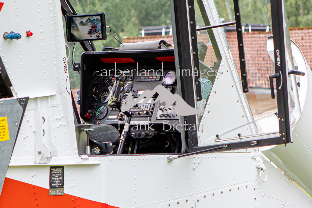 OE7A1297 | zum Einsatz kommt ein Kaman K-1200 Helicopter, blick zum Arbeitsplatz des Piloten