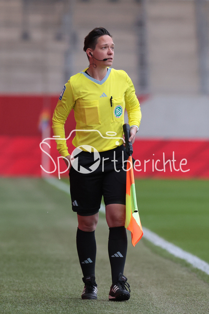 FC Bayern München Frauen - SV Werder Bremen Frauen | in Aktion Linienrichterin Alessa PLASS / Freisteller / Einzelfoto