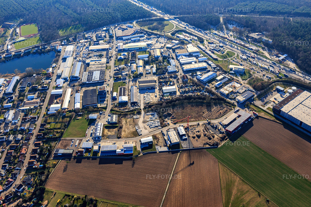 Luftbild: Industriegebiet an der A5-Autobahnraststätte Bruchsal Ost aus Norden in Forst im Bundesland Baden-Württemberg in Deutschland. Foto: IMG_097293.jpg vom 10.03.2017 durch Werner Riehm/FLY-FOTO.de