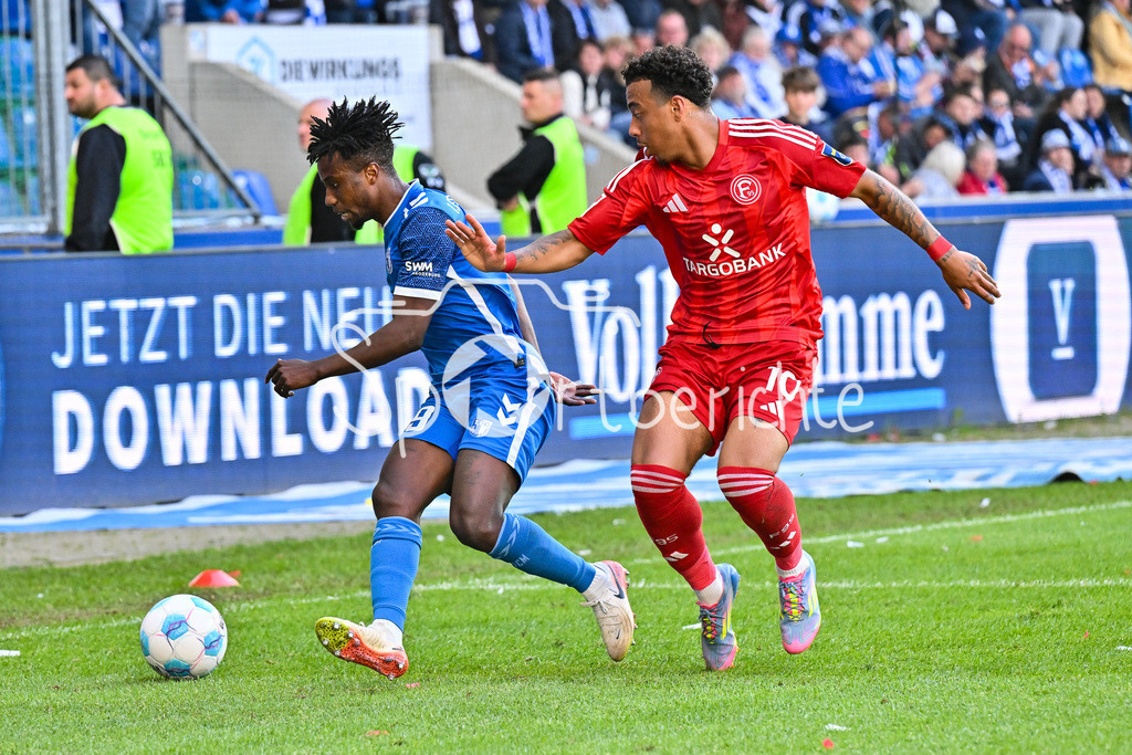 1. FC Magdeburg - Fortuna Düsseldorf | im Duell Lubambo MUSONDA (FC Magdeburg 19) und Myron van BREDERODE (Fortuna Duesseldorf 10) / Zweikampf / 2. Bundesliga: 1. FC Magdeburg - Fortuna Duesseldorf, Avnet-Arena am 18.05.2025 / DFL REGULATIONS PROHIBIT ANY USE OF PHOTOGRAPHS AS IMAGE SEQUENCES AND/OR QUASI-VIDEO