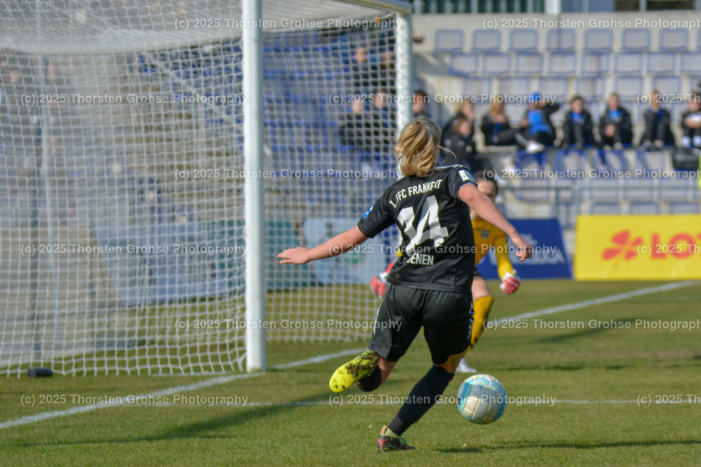 Fussball-BL Frauen 1. FFC Frankfurt vs. FF USV Jena | Groenen Jackie #14 (1.FFC Frankfurt); Fussball-BL Frauen 1. FFC Frankfurt vs. FF USV Jena, Fussball-Bundesliga Frauen am 25.03.2018 im Stadion am Brentanobad in Frankfurt/Main, (Deutschland) - Realisiert mit Pictrs.com