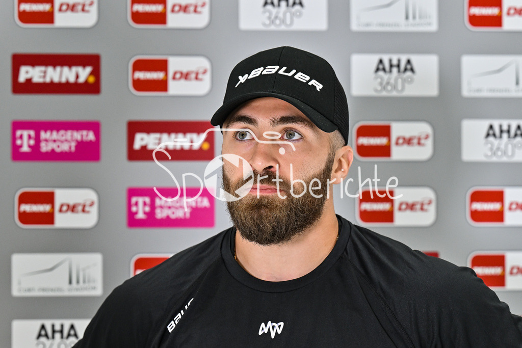Augsburger Panther - Adler Mannheim | Im Bild Anthony GRECO (Adler Mannheim 44) beim Interview von MagentaSport vor der Partie in Augsburg / Einzelfoto / Freisteller  / DEL: Augsburger Panther - Adler Mannheim; Curt Frenzel Stadion am 14.09.2025