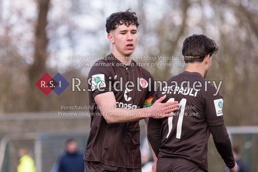 Fußball, Saison 2021/22, A-Junioren Bundesliga, Hamburger SV - FC St. Pauli, Paul-Hauenschild-Plätze (Norderstedt), 02.04.2022, 16. Spieltag | Marius Joachim Mohr (#3, Pauli, Co-Kapitän), Luis Steiger Borrero (#11, Pauli)