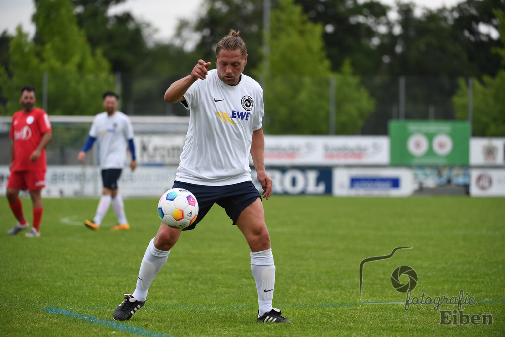 SV Brake Ü40-BW Bümmerstede (Ü40) | Kreispokal Finale Jade-Weser-Hunte Ü40; SV Brake Ü40 (rot)-BW Bümmerstede Ü40 (weiß) am 15.06.2025 in Rastede (Sportanlage Köttersweg), Photo: Philip Eiben 2025 - Realisiert mit Pictrs.com