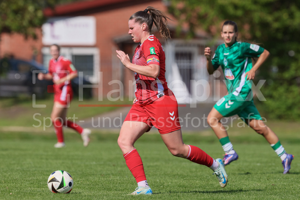 Fussball, Testspiel Frauen, SV Werder Bremen - 1. FC Köln | v.li.: Adriana Achcinska (1. FC Köln, 9) am Ball, Einzelbild, Ganzkörper, Aktion, Action, Spielszene