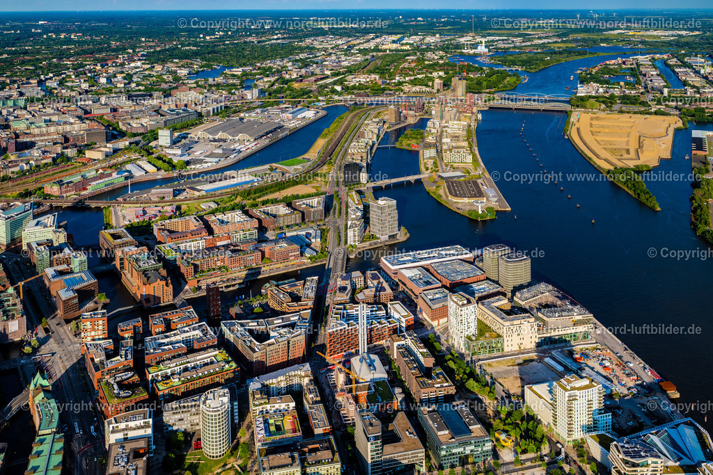 Hamburg_Westfield_Baakenhafen_Hafencity_ELS_8268160625 | HAMBURG 20.06.2025 Gebäudekomplexedes am Überseequartier am Chicagokai - Osakaallee im Bereich des ehemaligen Grasbrooks im Ortsteil Hafencity in Hamburg, Deutschland. Weiterführende Informationen bei: CHRISTIAN DE PORTZAMPARC,  Depenbrock Bau GmbH & Co. KG,  F + Z Baugesellschaft, Zweigniederlassung der Hecker Bau GmbH & Co. KG,  Stump-Franki Spezialtiefbau GmbH,  Unibail-Rodamco Germany GmbH,  Unibail-Rodamco ÜSQ Süd Quartiersmanagement GmbH. // Building complex at the Ueberseequartier on Chicagokai - Osakaallee in the area of the former Grasbrook in the Hafencity district of Hamburg, Germany. Further information at: CHRISTIAN DE PORTZAMPARC,  Depenbrock Bau GmbH & Co. KG,  F + Z Baugesellschaft, Zweigniederlassung der Hecker Bau GmbH & Co. KG,  Stump-Franki Spezialtiefbau GmbH,  Unibail-Rodamco Germany GmbH,  Unibail-Rodamco UeSQ Sued Quartiersmanagement GmbH. Foto: Martin Elsen
