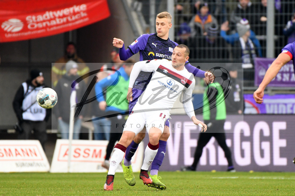 20200208_OSNFCN_0074 | Fußball, Herren: Lukas Gugganig (VfL Osnabrueck) und Adam Zrelak (1. FC Nuernberg) im Zweikampf waehrend des Spiels der 2. Bundesliga zwischen VfL Osnabrueck und 1. FC Nuernberg im Stadion an der Bremer Bruecke am 08.02.2020 in Osnabrueck, Deutschland.DFB / DFL REGULATIONS PROHIBIT ANY USE OF PHOTOGRAPHS AS IMAGE SEQUENCES AND/OR QUASI-VIDEO. - Realisiert mit Pictrs.com