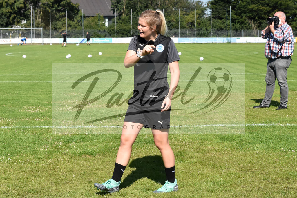 TRASFL20200715_0103 | Fussball, Herren: Trainerin Imke Wuebbenhorst (SF Lotte) gestikuliert bei der Trainingseinheit von SF Lotte im Sportpark am Lotter Kreuz am 15.07.2020 in Lotte, Deutschland. - Realisiert mit Pictrs.com