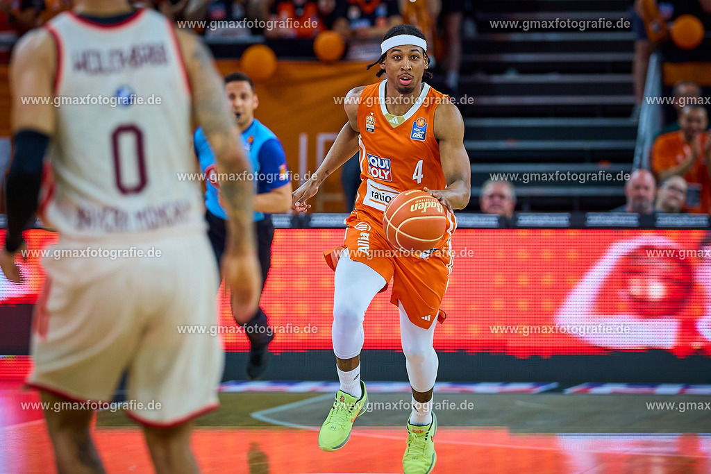 GER, ratiopharm ulm gegen FC Bayern, Basketball, 2. PlayOff, Finale, EasyCredit Bundesliga, Spielzeit 2024/2025, 18.06.2025 | Nate Hinton (ratiopharm ulm, #04)GER, ratiopharm ulm gegen FC Bayern, Basketball, 2. PlayOff, Finale, EasyCredit Bundesliga, Spielzeit 2024/2025, 18.06.2025Foto: Eibner-Pressefoto/Gerald Oelze-de Stoppany