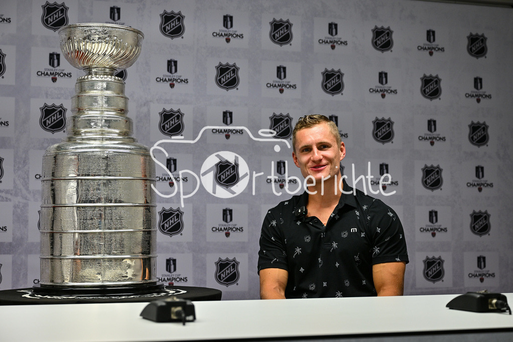 Cup Day | Nico STURM bringt den Stanley Cup zum zweiten mal nach Augsburg / Im Bild der offizielle Pressetermin mit RT1 Moderator Alex KUNZ