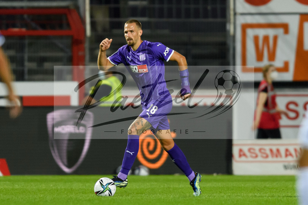 OSNVKO2021090620210906_158 | Fussball, Herren: Maurice Trapp (VfL Osnabrueck) in Aktion, am Ball, Einzelaktion beim Spiel der 3. Liga zwischen VfL Osnabrueck und FC Viktoria Koeln im Stadion an der Bremer Bruecke am 06.09.2021 in Osnabrueck, Deutschland.DFB / DFL REGULATIONS PROHIBIT ANY USE OF PHOTOGRAPHS AS IMAGE SEQUENCES AND/OR QUASI-VIDEO. - Realisiert mit Pictrs.com