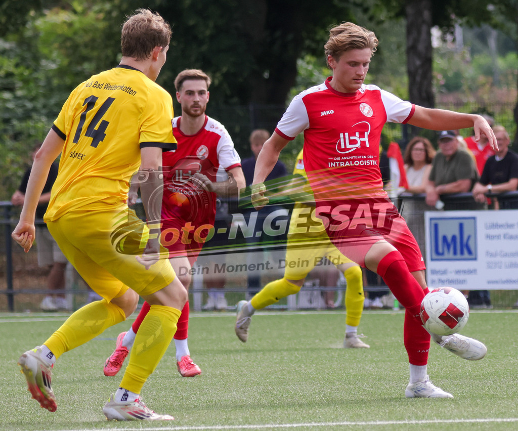 FC RW Kirchlengern - SuS Bad Westernkotten | Auf dem Bild zu sehen: Rot FC RW Kirchlengern: Alessio Zschieschang ; gelb SuS Bad Westernkotten: Erik Göppert FC RW Kirchlengern, SuS Bad Westernkotten, Saison 26/27, Westfalenliga, Kirchlengern, Deutschland - Realisiert mit Pictrs.com